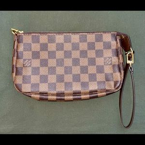 Louis Vuitton Pochette clutch
